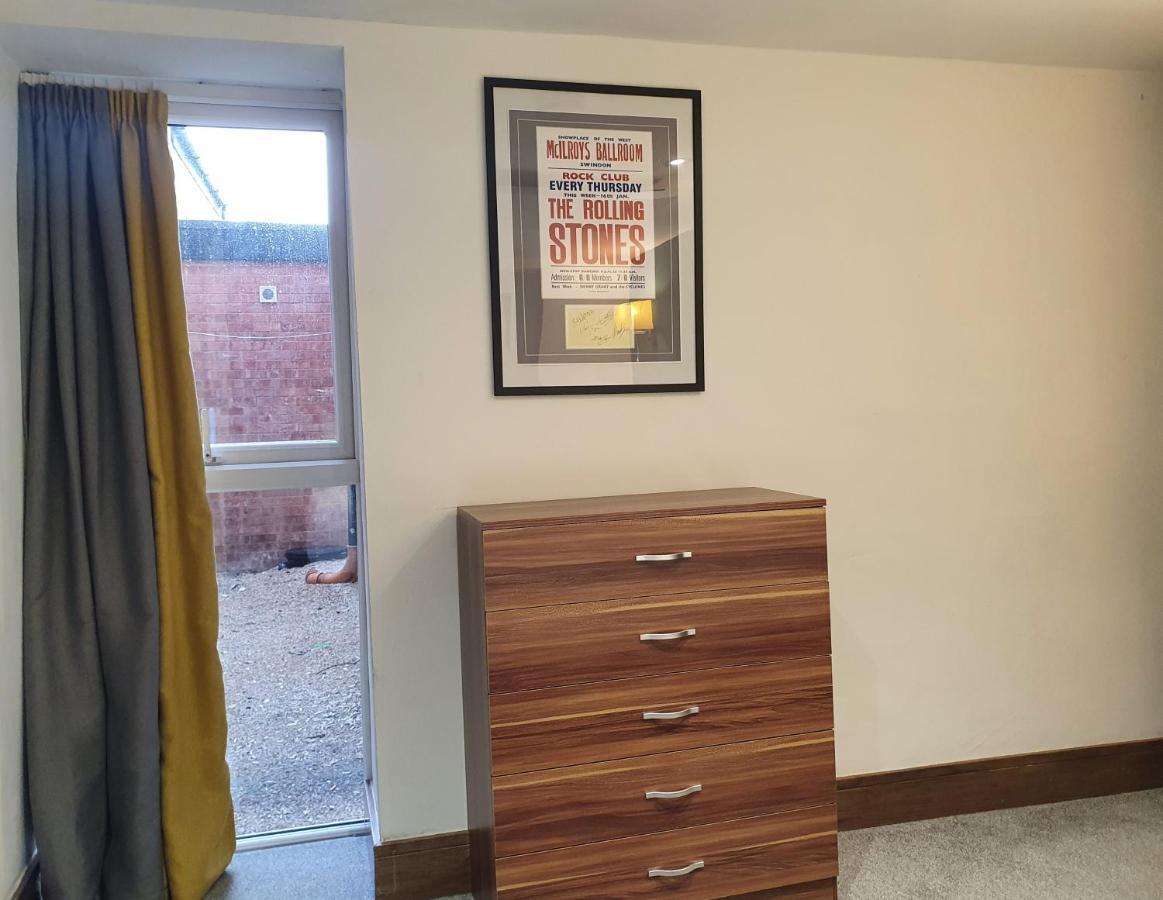 Studios At 74 Swindon Ngoại thất bức ảnh